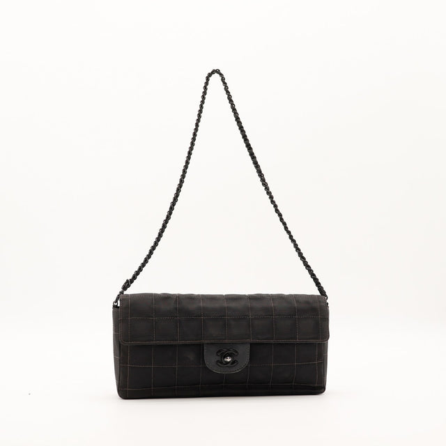 Sac à Rabat Chanel Travel Line nylon noir chaîne laquée vue de face occasion authentique — AMANA Vintage