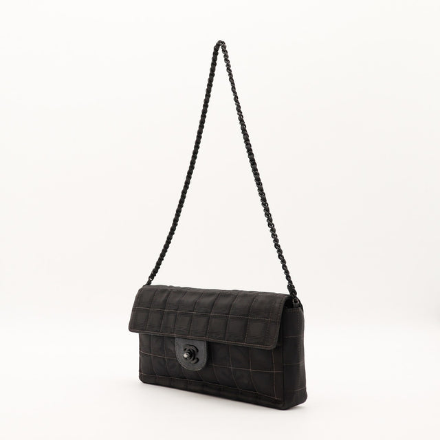 Sac Chanel Travel Line noir trois quarts angle gauche chaîne bandoulière — AMANA Vintage