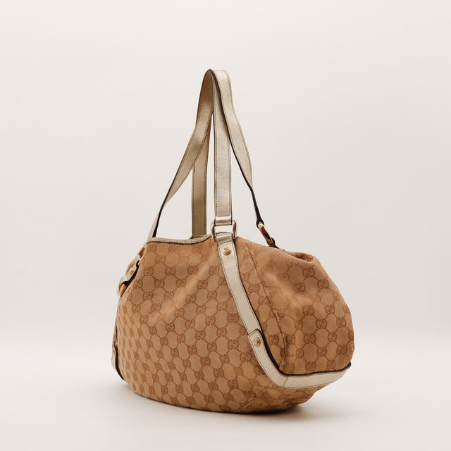 Vue de trois quarts Gucci Hobo toile monogrammée anses cuir grainé doré — AMANA Vintage