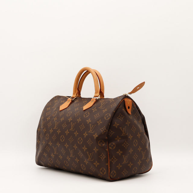 Detail cuir vachette patine caramel Louis Vuitton Speedy 35 occasion authentique — AMANA Vintage