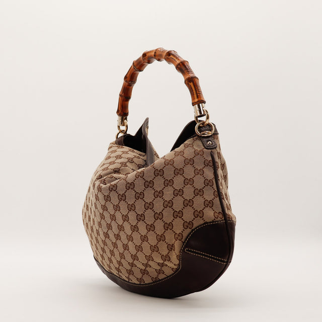 Hobo Bambou Gucci vue de trois quarts gauche toile monogrammée anse bambou — AMANA Vintage