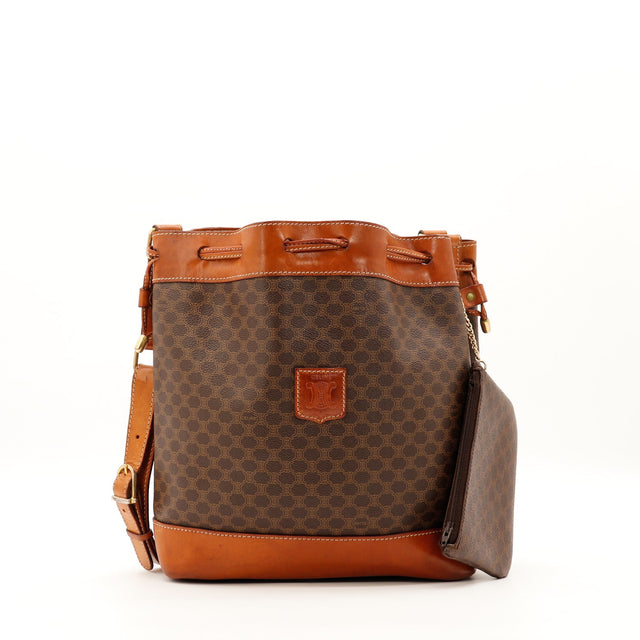 Sac seau Céline Macadam toile monogrammée cognac vue de face avec pochette satellite occasion authentique — AMANA Vintage