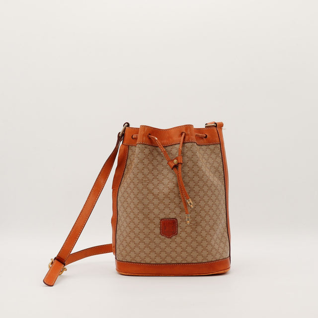 Sac seau Celine Macadam toile monogrammée beige cognac vue de face bandoulière — AMANA Vintage