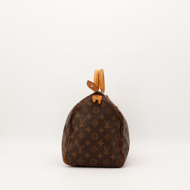 Vue de profil Louis Vuitton Speedy 40 toile Monogram patine caramel â AMANA Vintage