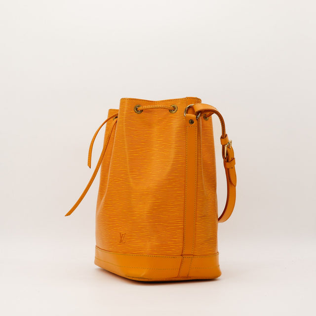 Louis Vuitton Noe Epi Jaune vue de trois quarts avec bandouliere occasion — AMANA Vintage