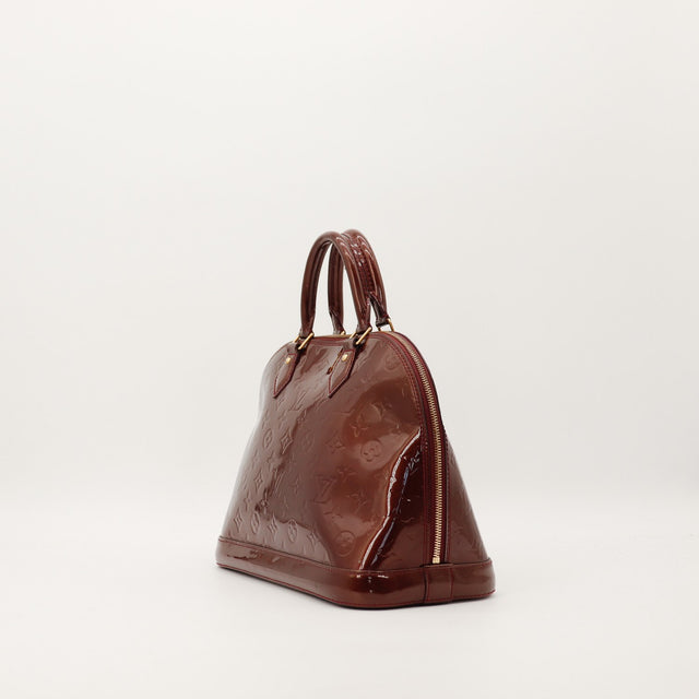 Vue de profil Louis Vuitton Alma PM Vernis Amarante détail anses — AMANA Vintage