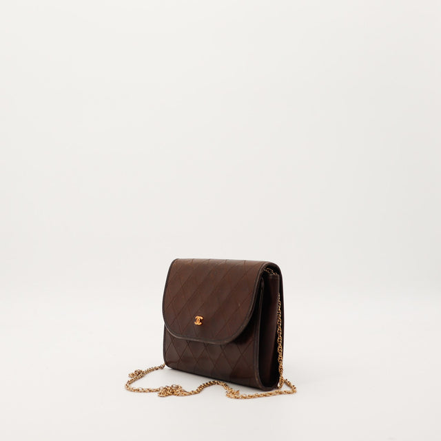 Pochette Chanel matelassée marron vue de trois quarts droite chaîne dorée — AMANA Vintage