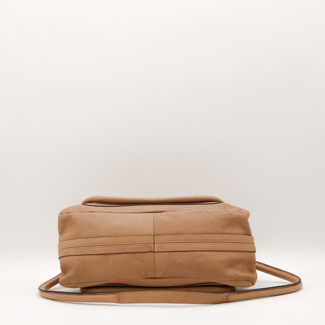 Vue de côté sac Chloé Paraty cuir beige occasion authentique — AMANA Vintage