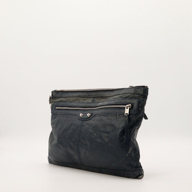 Pochette Clutch Balenciaga bleu nuit vue de trois quarts droit occasion — AMANA Vintage