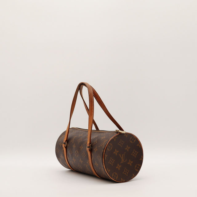 Detail cuir vachette patine caramel Louis Vuitton Papillon 26 — AMANA Vintage