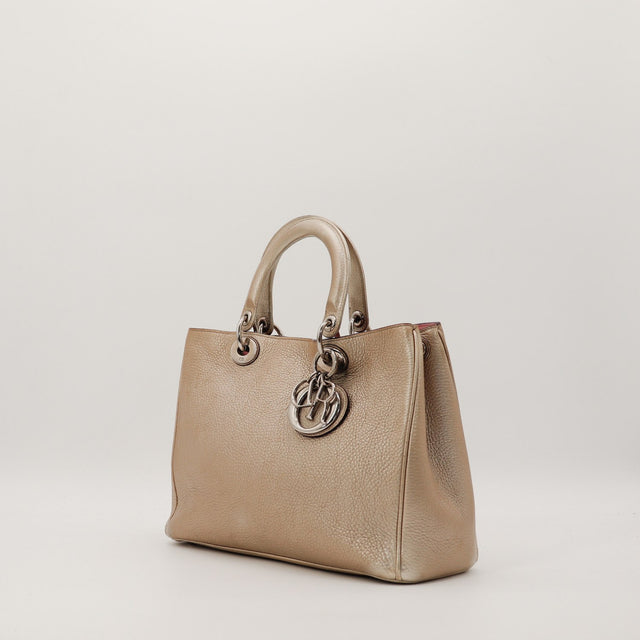 Sac Dior Diorissimo taupe vue trois quarts gauche cuir grené — AMANA Vintage