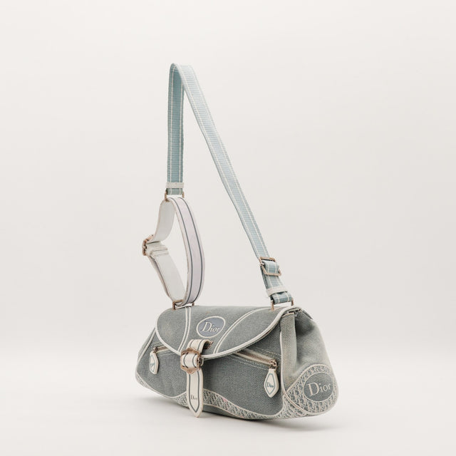 Pochette Dior Trotter vue de trois quarts toile Oblique grise et cuir verni blanc — AMANA Vintage