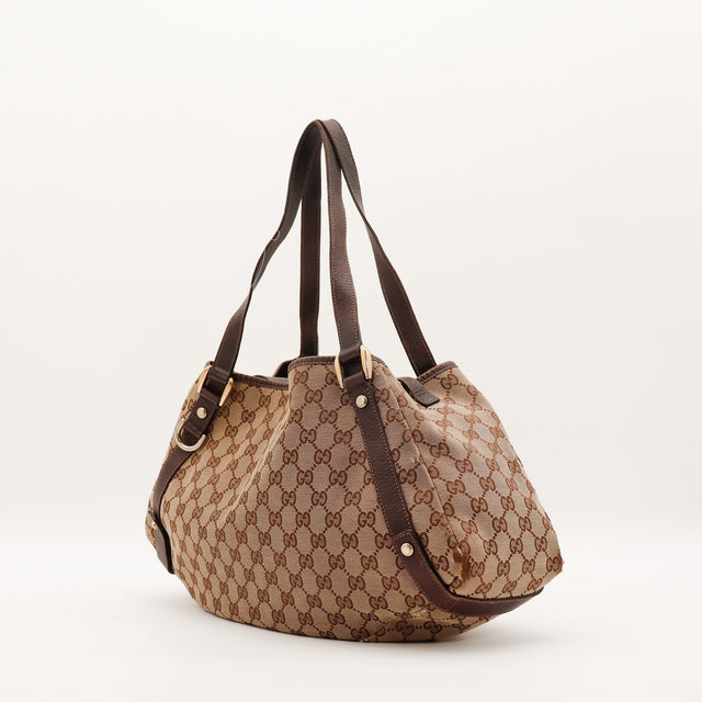Vue de trois quarts sac Gucci Hobo toile monogrammée anses cuir marron — AMANA Vintage