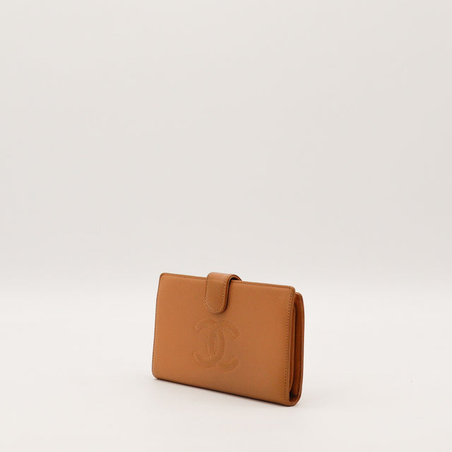 Portefeuille Chanel Timeless CC cuir Caviar camel vue de dos occasion authentique — AMANA Vintage