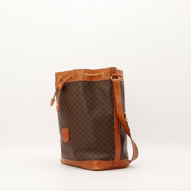 Sac seau Céline Macadam vue de trois quarts bandoulière cuir occasion authentique — AMANA Vintage