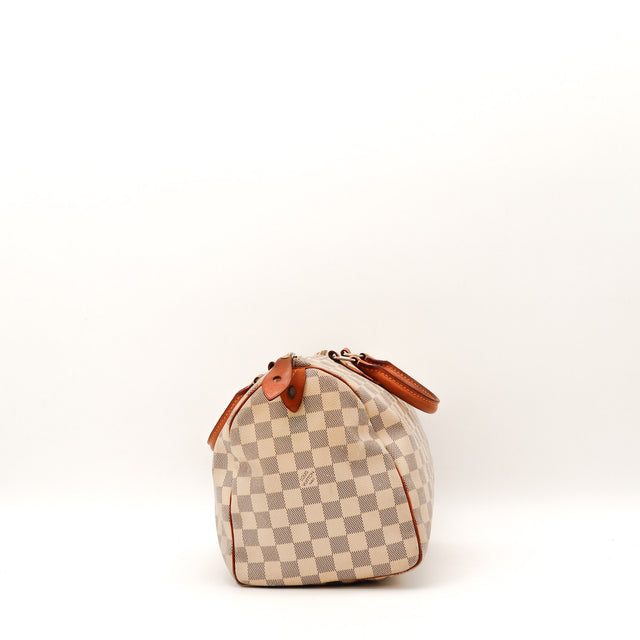 detail van vachettaleer gepatineerd van Louis Vuitton Speedy 30 Damier Azur — AMANA Vintage