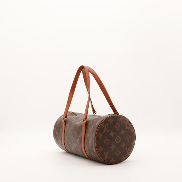 Sac Louis Vuitton Papillon 26 vue de trois quarts cuir vachette caramel — AMANA Vintage