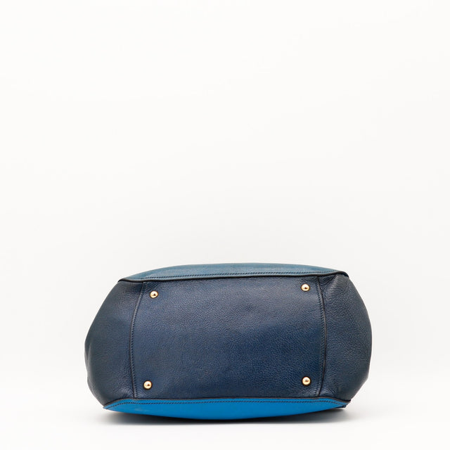esquinas inferiores del bolso Miu Miu Bauletto piel azul azul marino — AMANA Vintage