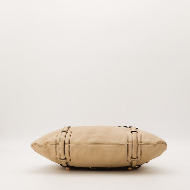 dettaglio del fondo della borsa Gucci Hobo Horsebit pelle beige autentico di seconda mano — AMANA Vintage