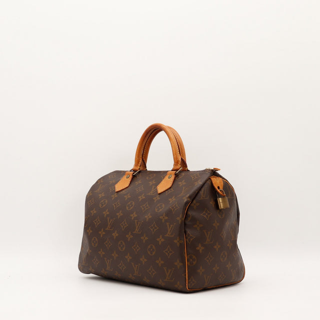 Vue trois quarts Louis Vuitton Speedy 30 avec cadenas patine caramel — AMANA Vintage