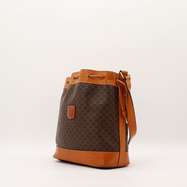 Vue de trois-quarts Céline Seau Macadam cuir naturel caramel bandoulière réglable — AMANA Vintage