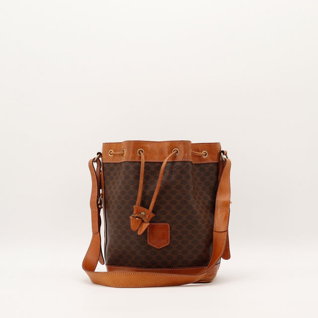 Sac seau Céline Macadam toile monogrammée cognac vue de face occasion authentique — AMANA Vintage
