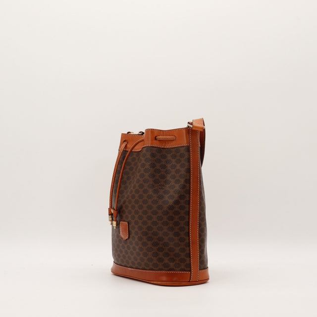 Vue de profil gauche Seau Céline Macadam bandoulière cuir cognac occasion — AMANA Vintage