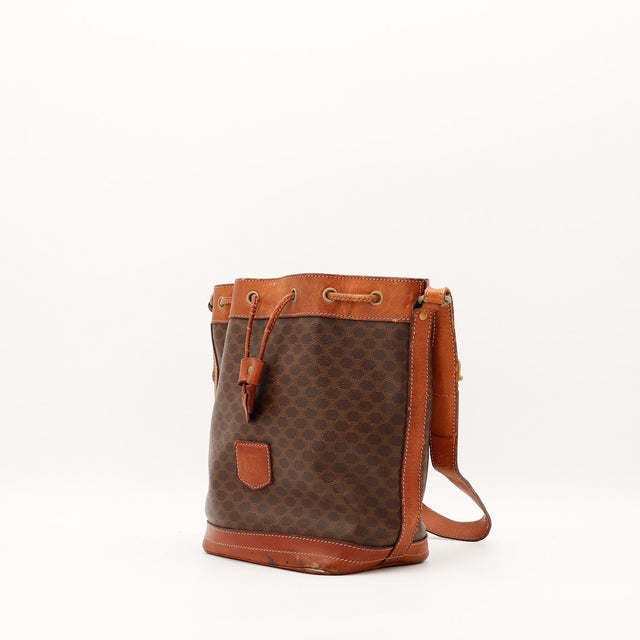 Sac seau Celine Macadam vue trois quarts côté droit bandoulière réglable — AMANA Vintage