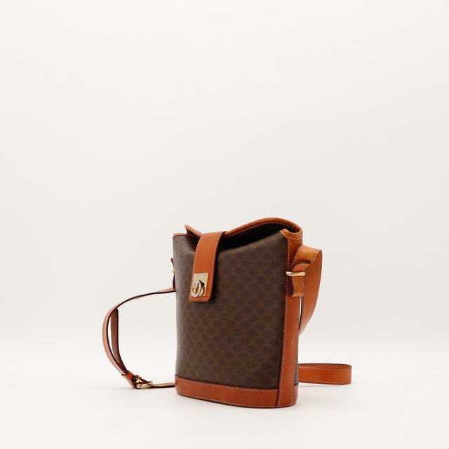Vue de trois quarts sac seau Céline Macadam avec bandoulière cuir cognac — AMANA Vintage