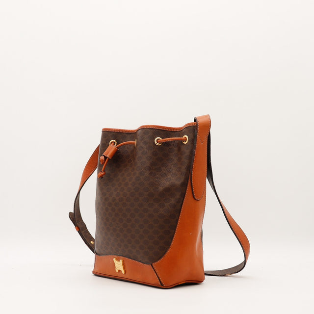 Céline Seau Macadam vue de côté droit toile brune cuir cognac vintage — AMANA Vintage