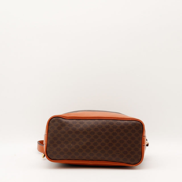 Détail des coins inférieurs du sac seau Céline Macadam — AMANA Vintage
