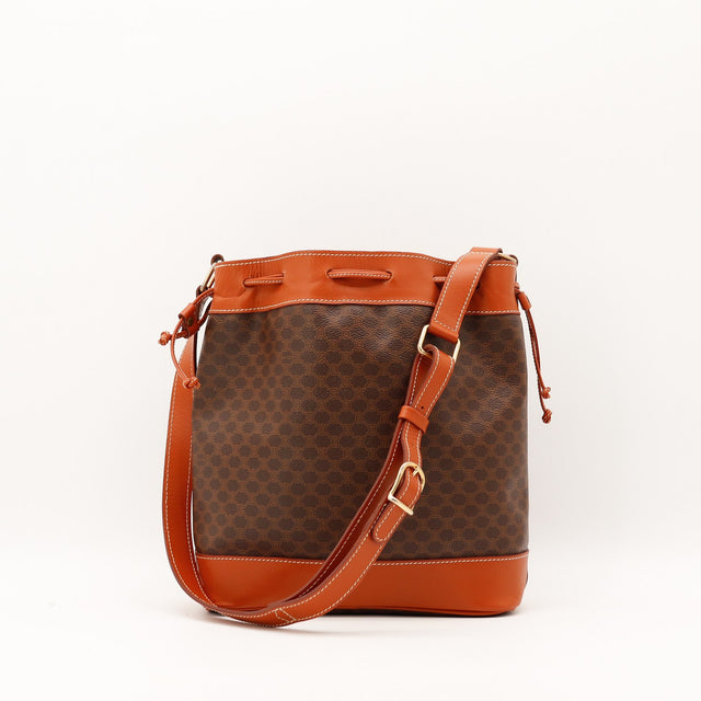 Détail du cuir cognac et des surpiqûres écrues du sac seau Céline Macadam — AMANA Vintage