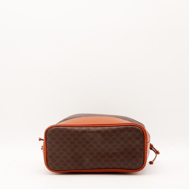 Détail du cordon de serrage du sac seau Céline Macadam — AMANA Vintage