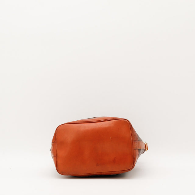 Détail du cuir vachette patiné du sac seau Céline Macadam — AMANA Vintage
