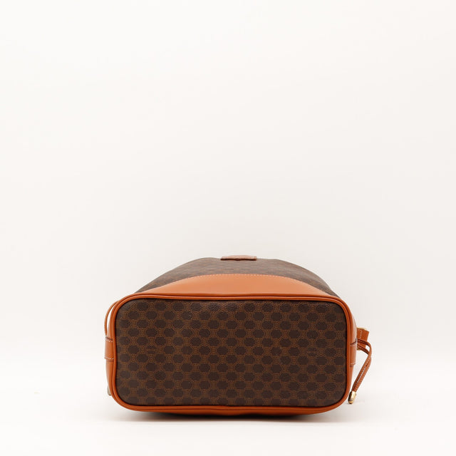 Détail des coins du sac seau Céline Macadam — AMANA Vintage