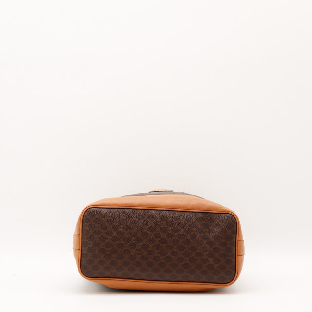 Détail des coins inférieurs du sac seau Céline Macadam — AMANA Vintage
