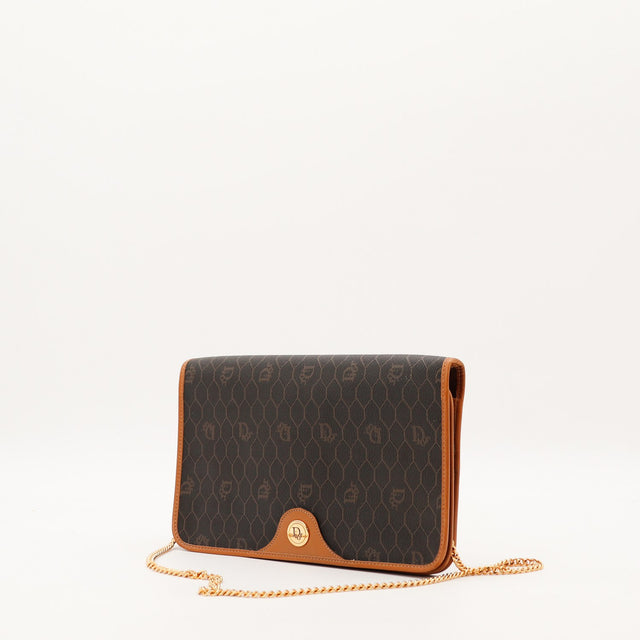 Vue de trois quarts gauche pochette Christian Dior Honeycomb chaîne dorée occasion — AMANA Vintage