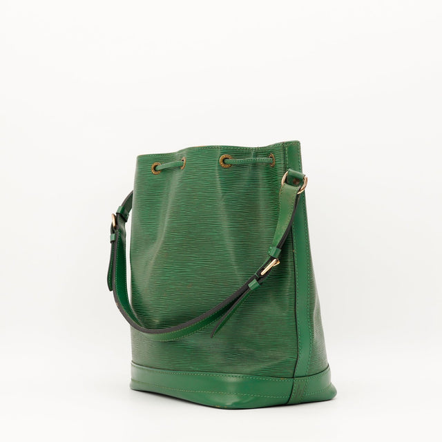 Louis Vuitton Noé-tas in Borneogroen Epi-leer, zijaanzicht, authentiek gebruikt — AMANA Vintage
