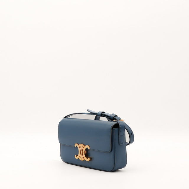 Celine Triomphe bleu vue de trois quarts cuir lisse bandoulière réglable — AMANA Vintage