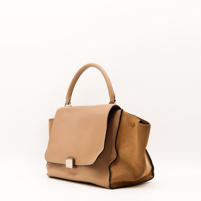 Sac Céline Trapèze Medium ailes en daim camel vue de côté occasion authentique — AMANA Vintage