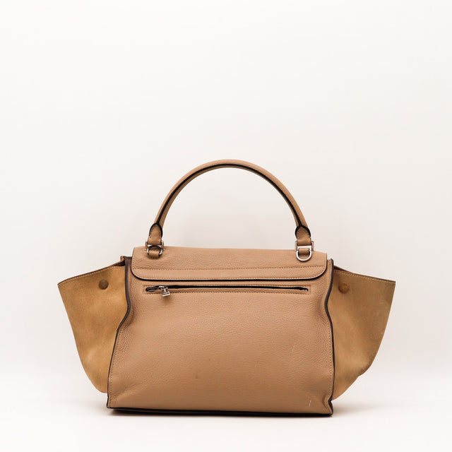 Détail du fermoir argenté signé Céline Trapèze Medium — AMANA Vintage