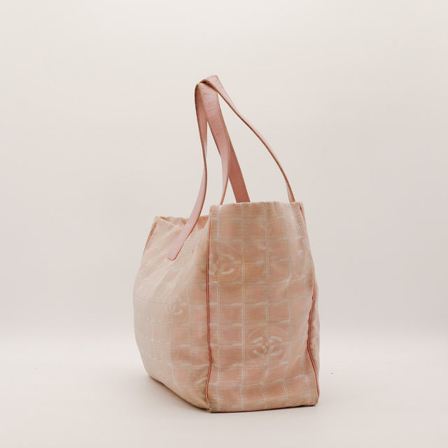 Seitenansicht Tote Chanel New Travel Line Monogramm taupe Tiefe — AMANA Vintage