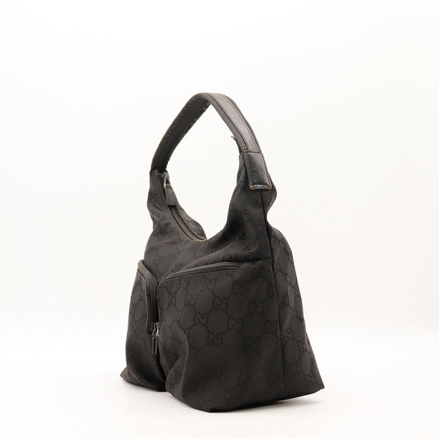 Vue de trois-quarts Gucci Hobo nylon noir anse cuir occasion — AMANA Vintage