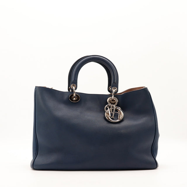 Sac Christian Dior Diorissimo cuir lisse marine vue de face breloques argentées occasion authentique — AMANA Vintage
