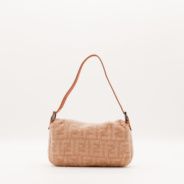 Pormenor da fivela FF prateada Fendi Mamma Baguette — AMANA Vintage