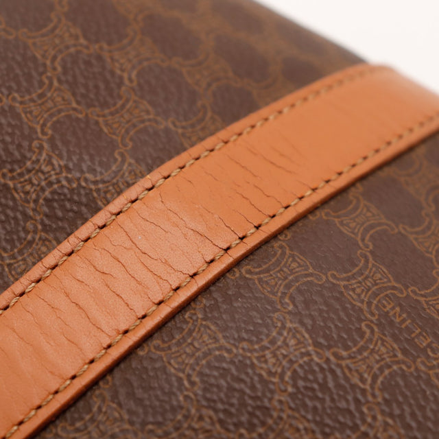 Gros plan craquelures du cuir sur liseré Céline Papillon Macadam occasion authentique — AMANA Vintage