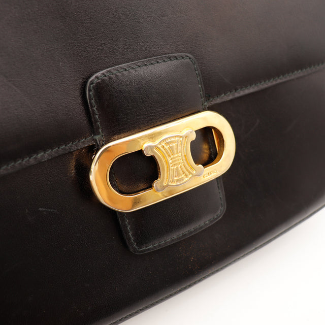 Détail fermoir doré Celine Triomphe — AMANA Vintage