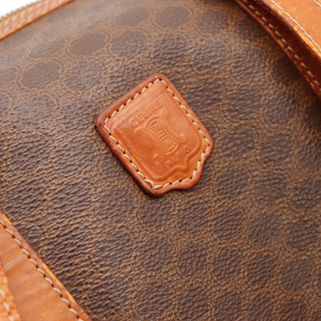 Détail écusson cuir Céline Paris sur toile Macadam — AMANA Vintage