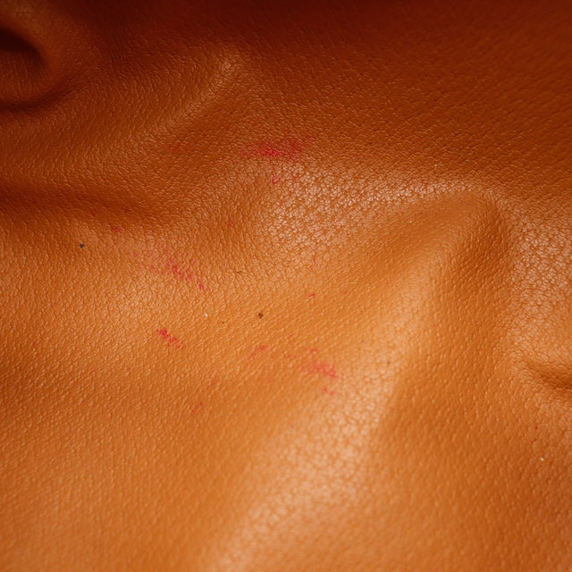 Détail taches rouges sur doublure cuir intérieur Céline Papillon — AMANA Vintage