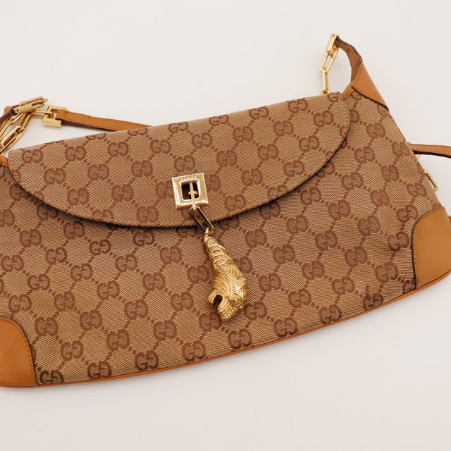 Détail fermoir carré doré et breloque tête de tigre Gucci toile monogrammée — AMANA Vintage